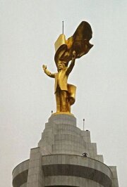 Прижизненный памятник из золота туркменскому диктатору
